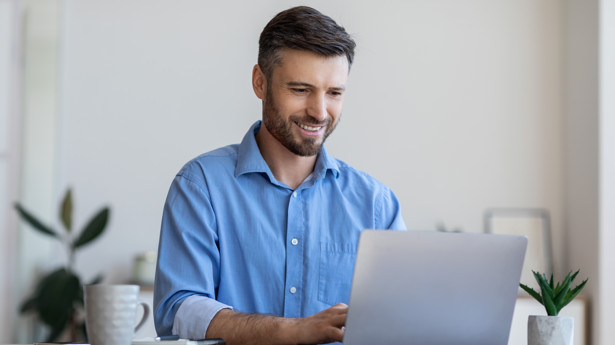 Man Aan Laptop Adobestock 372456961
